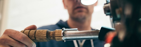 必一官网站点前沿门户首屏展示现代科技感界面