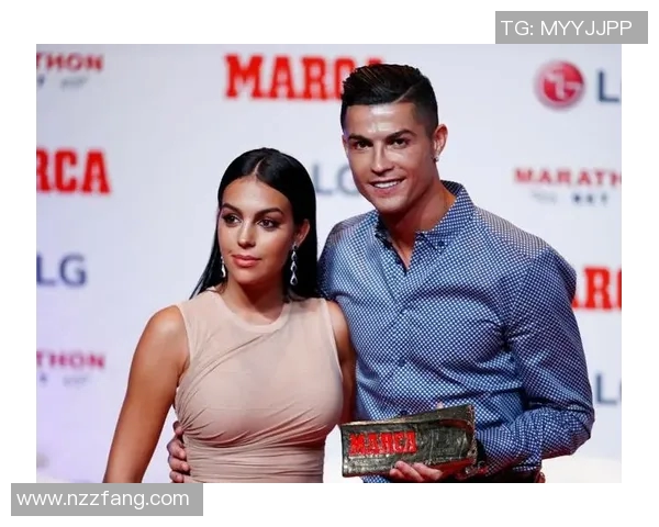 足球明星甜蜜亲吻女友视频引发热议网友纷纷点赞评论不断